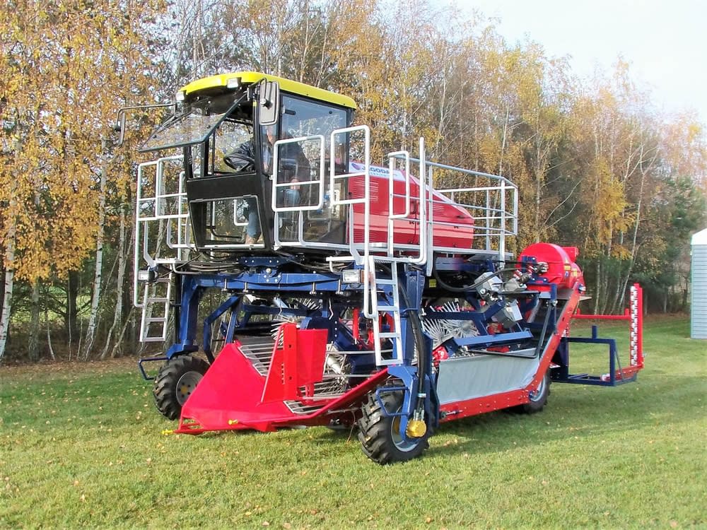 SelfPropelled Berry Harvester OSKAR 4WD Poland